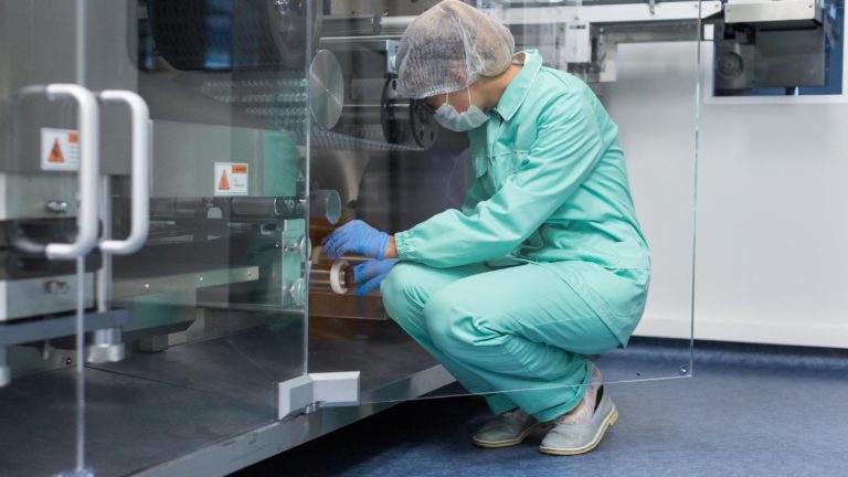 Comment la surgélation contribue-t-elle à limiter les risques microbiologiques en restauration ?
